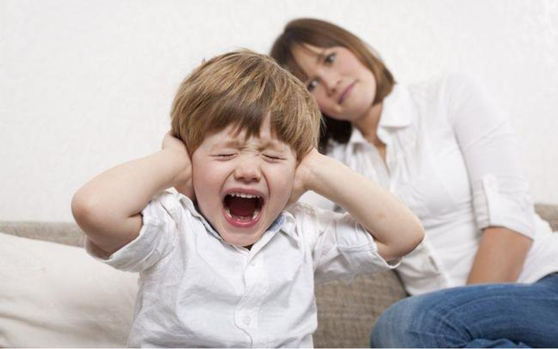 Cha mẹ nên làm thế nào khi trẻ thay đổi cảm xúc thất thường?!